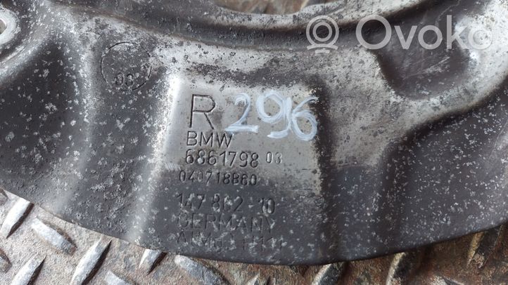 BMW 5 G30 G31 Osłona przedniej tarczy hamulcowej 6861798