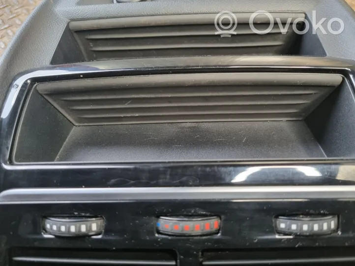 BMW 5 G30 G31 Aizmugurējā gaisa - ventilācijas reste 9377080