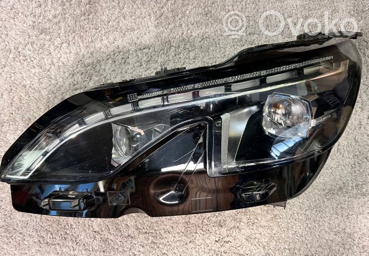 Peugeot 5008 II Lampa przednia 9837759780