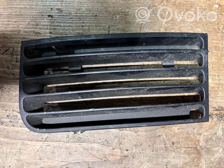 Audi A8 S8 D2 4D Pretmiglas luktura dekoratīvais režģis 4D0853683K