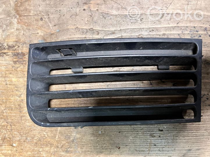 Audi A8 S8 D2 4D Pretmiglas luktura dekoratīvais režģis 4D0853683K