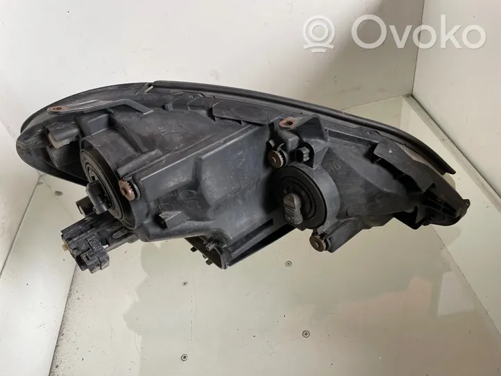 Toyota Avensis Verso Lampa przednia 