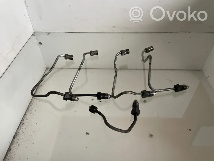 Toyota Avensis Verso Fuel injector supply line/pipe 