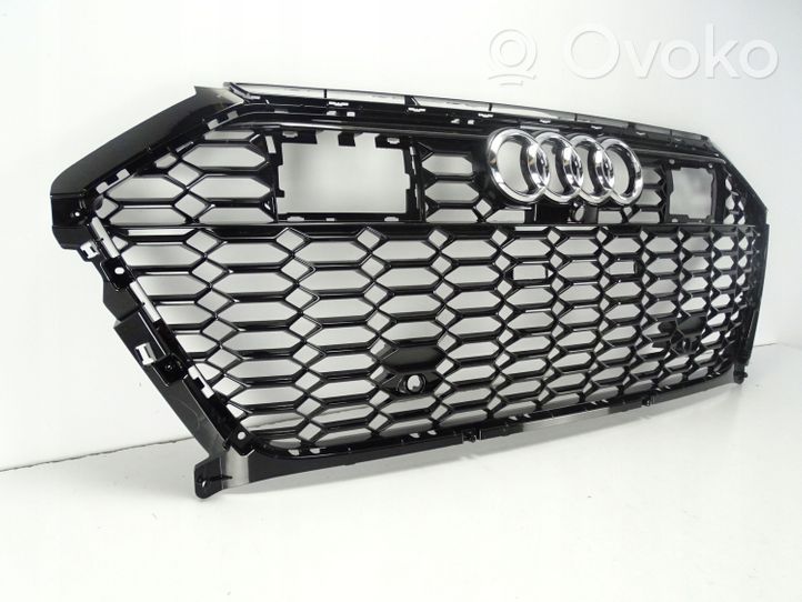 Audi RS7 C8 Grotelės viršutinės 4K8853651C