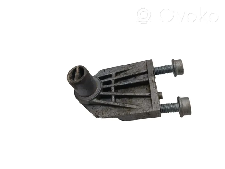 Volkswagen Touareg II Fixation de radiateur 7P0121079