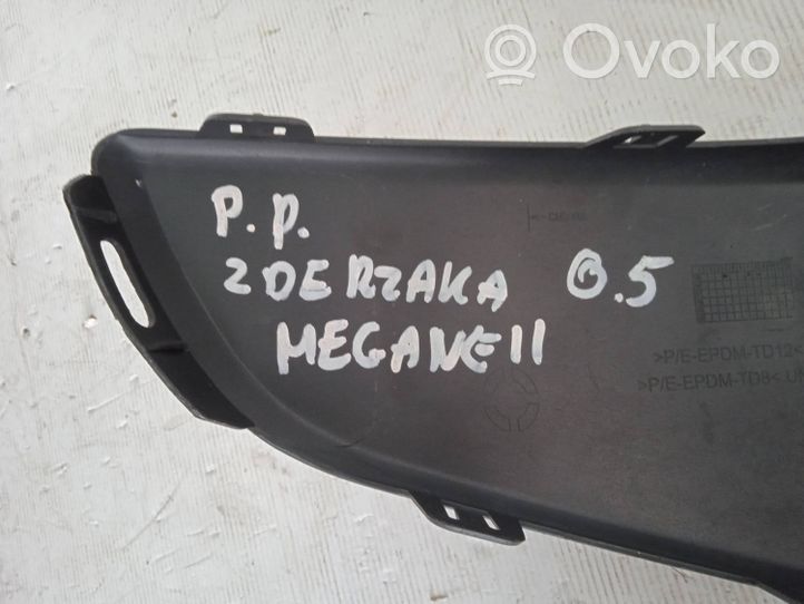 Renault Megane II Rivestimento del pannello parte angolare del paraurti anteriore 8200490339