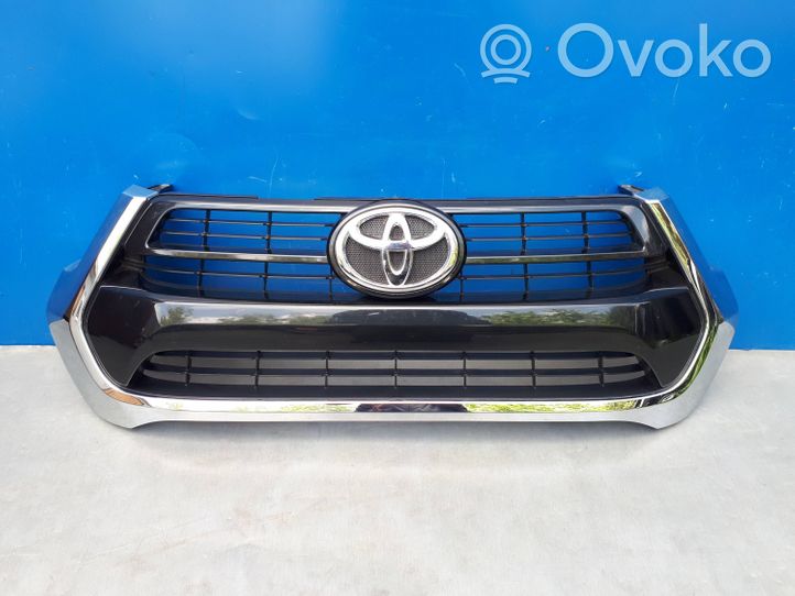 Toyota Hilux VIII Grille calandre supérieure de pare-chocs avant 531110KB30