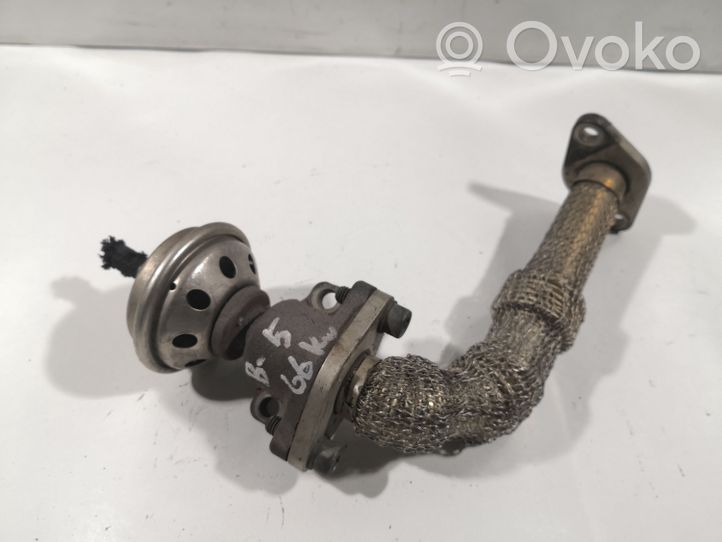 Volkswagen PASSAT B5 Linea/tubo flessibile della valvola EGR 028131521R