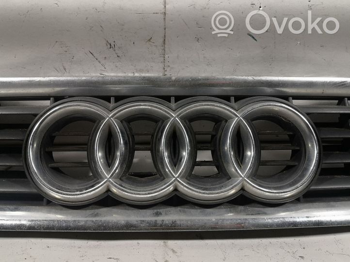 Audi A4 S4 B5 8D Maskownica / Grill / Atrapa górna chłodnicy 