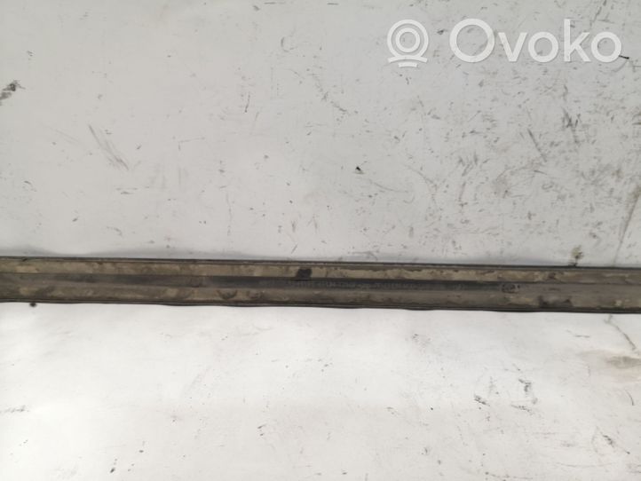 Volkswagen Golf IV Moulure de porte avant 1J4853516