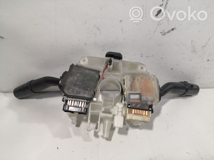 Subaru Impreza II Leva/interruttore dell’indicatore di direzione e tergicristallo 83111FE440