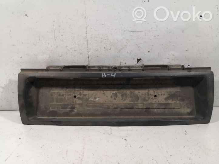 Audi 80 90 S2 B4 Takaluukun rekisterikilven valon palkki 8A5853465