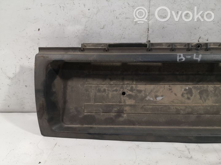 Audi 80 90 S2 B4 Takaluukun rekisterikilven valon palkki 8A5853465