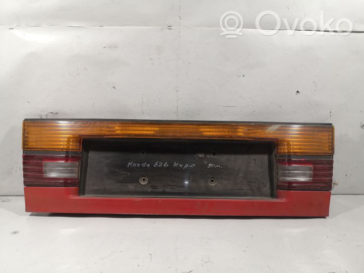 Mazda 626 Bande de feu arrière/couvercle de plaque d'immatriculation 0437835