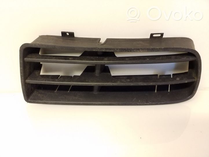 Toyota Avensis T220 Etupuskurin alempi jäähdytinsäleikkö 1J0853666E