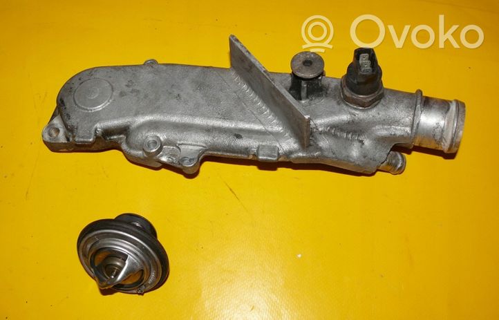 Audi A8 S8 D2 4D Boîtier de thermostat / thermostat 057121121C