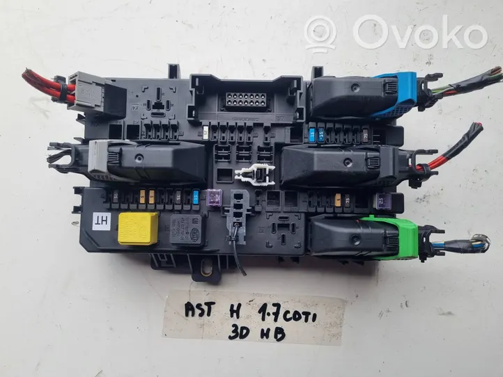 Opel Astra H Fuse box set 13222173