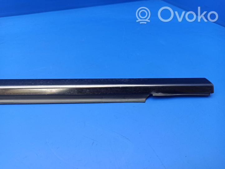 Mercedes-Benz E W211 Rivestimento modanatura del vetro della portiera anteriore A2117250565