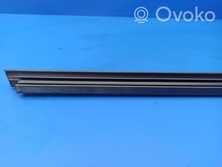 Mercedes-Benz E W211 Rivestimento modanatura del vetro della portiera anteriore A2117250165