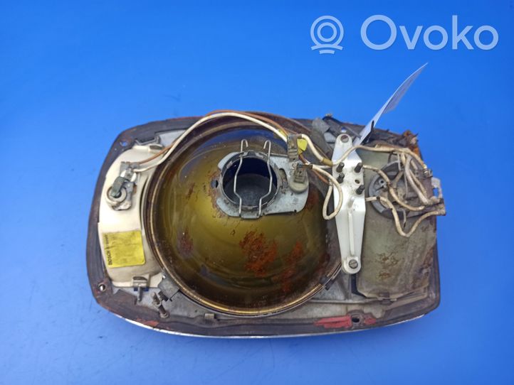 Mercedes-Benz COMPAKT W115 Lampa przednia 0301854101