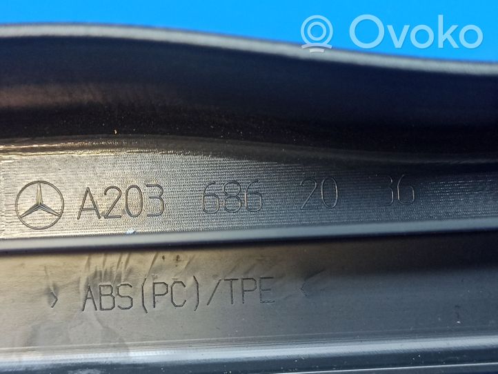 Mercedes-Benz C W203 Etuoven kynnyksen suojalista A2036862036