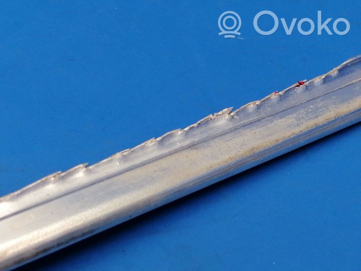 Mercedes-Benz E W123 Rivestimento modanatura del vetro della portiera anteriore W123