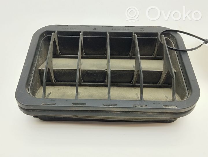 Mercedes-Benz C W203 Évent de pression de quart de panneau 2038300142