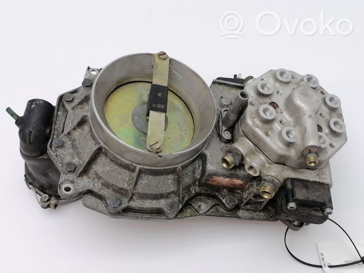 Mercedes-Benz 380 560SEC C126 Fuel distributor 0438121036