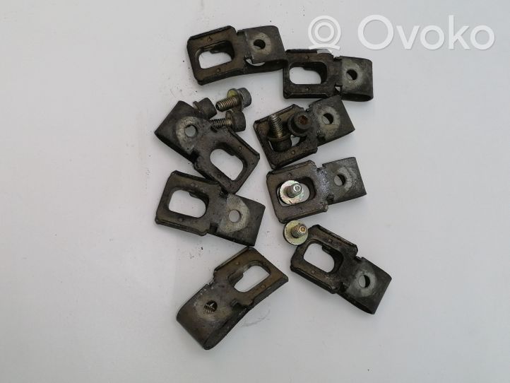 Mercedes-Benz 380 560SEC C126 Fuel Injector clamp holder 