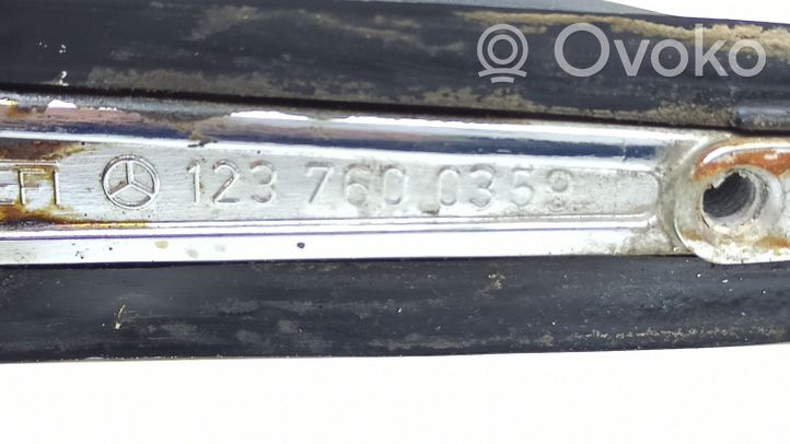 Mercedes-Benz E W123 Klamka zewnętrzna drzwi tylnych 1237600359