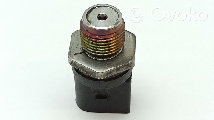 Mercedes-Benz E W211 Sensore di pressione del carburante A0061533328