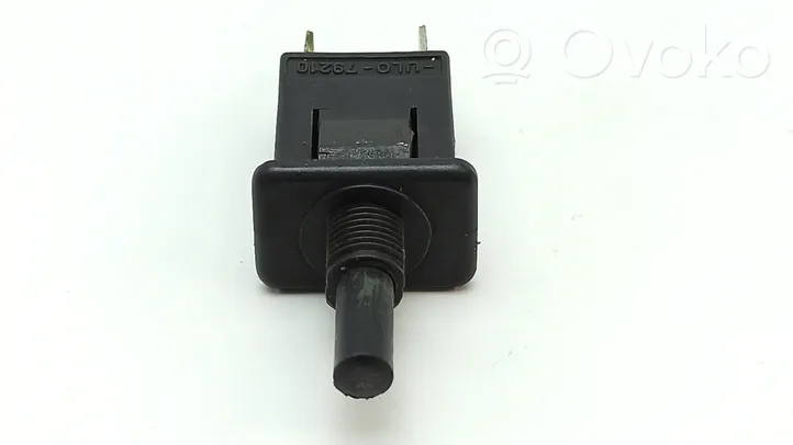 Mercedes-Benz COMPAKT W115 Aizmugurē durvju atvēršanas / aizvēršanas sensors 0008213252