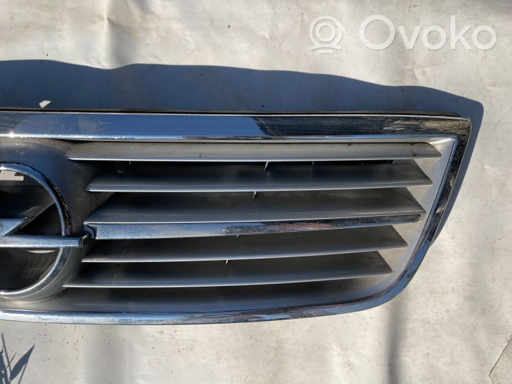 Opel Omega B2 Augšējais režģis 09184938