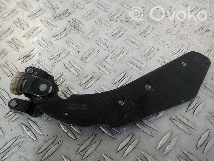 Mercedes-Benz Vito Viano W447 Guida/cerniera inferiore del rullo del portellone scorrevole A4477600747