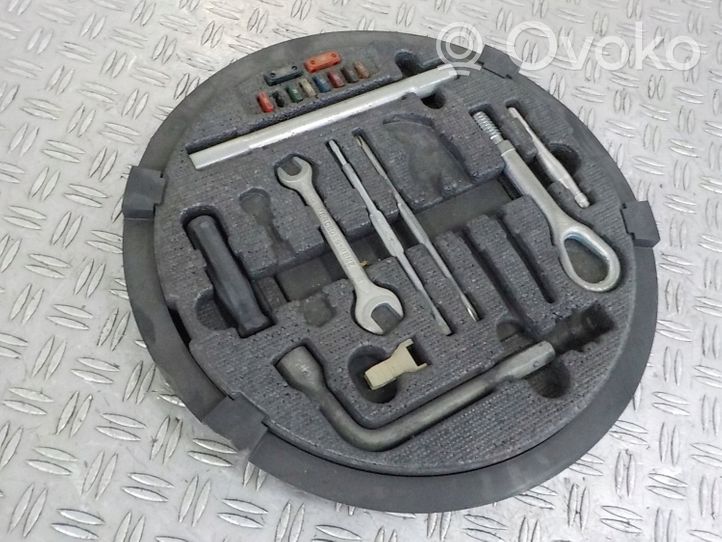 Mercedes-Benz S W220 Tool set A2205800005