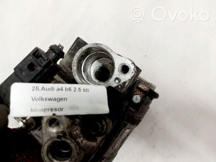 Audi A4 S4 B6 8E 8H Support de pompe de direction assistée 8E0145155