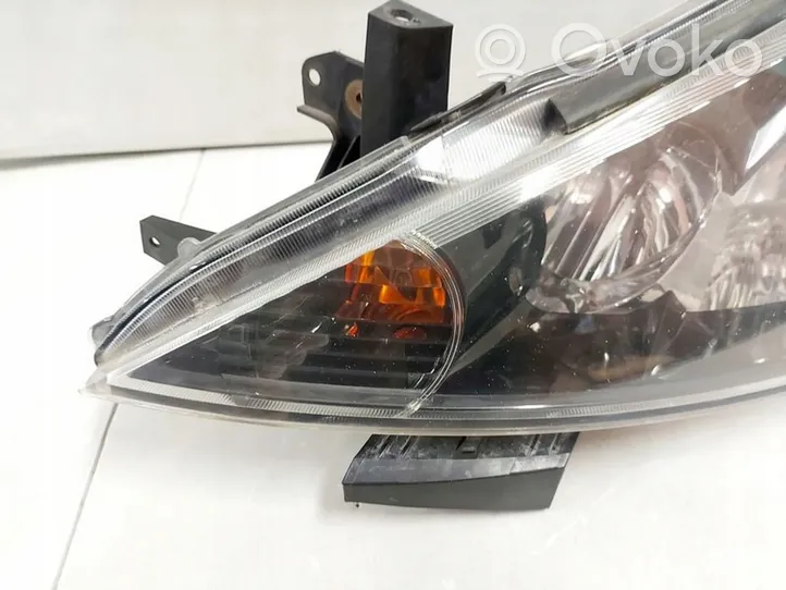 Mitsubishi Grandis Lampa przednia 