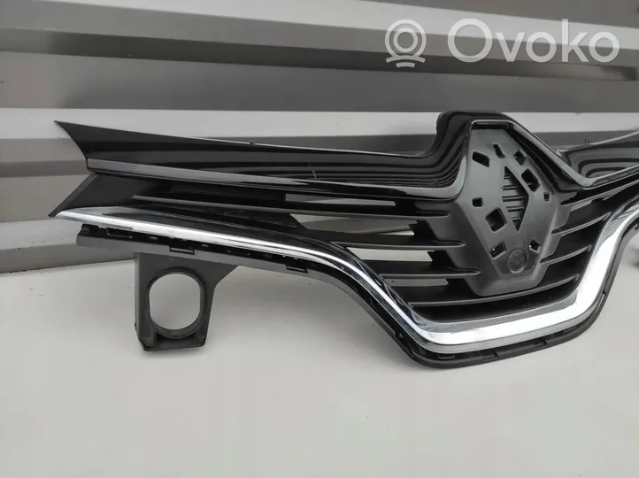 Renault Captur Maskownica / Grill / Atrapa górna chłodnicy 