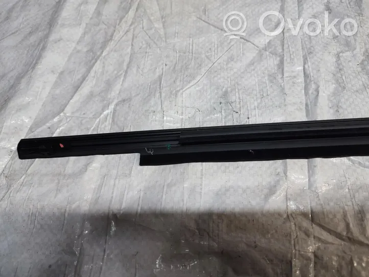 Toyota Yaris Cross Moulures des vitres de la porte avant 68160-K0011