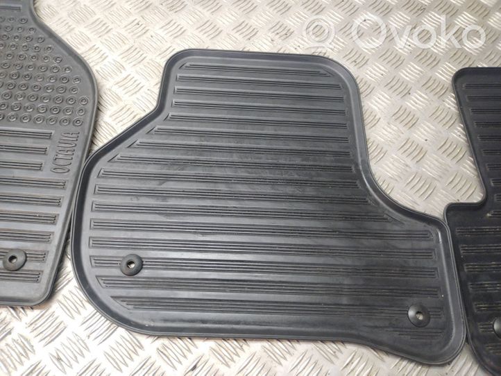 Skoda Octavia Mk2 (1Z) Set di tappetini per auto 1Z1862451