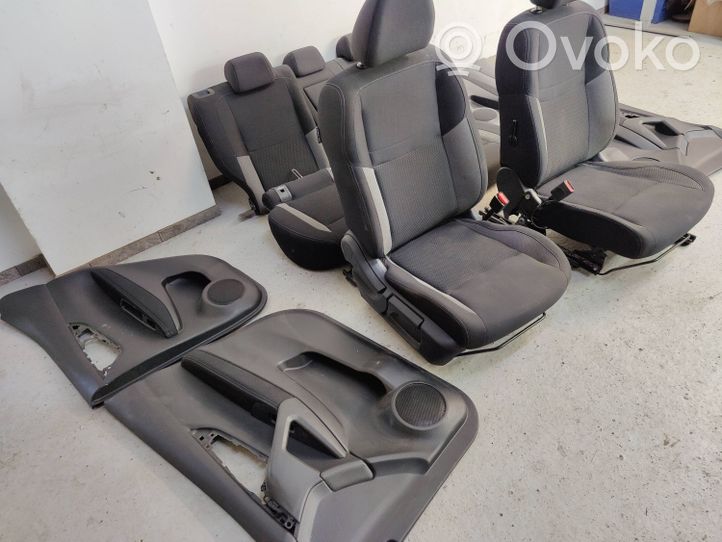 Nissan Qashqai Set di rivestimento sedili e portiere 