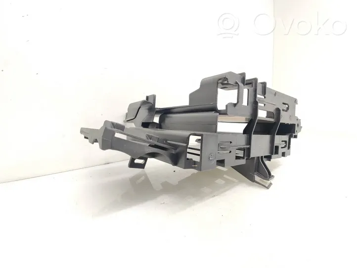 BMW 5 G30 G31 Supporto centralina motore 8584651