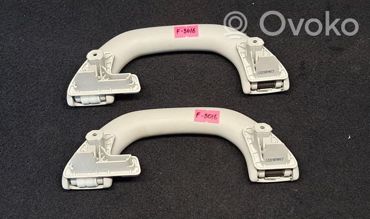 Volkswagen Golf VI Un set di maniglie per il soffitto 1K0857607N