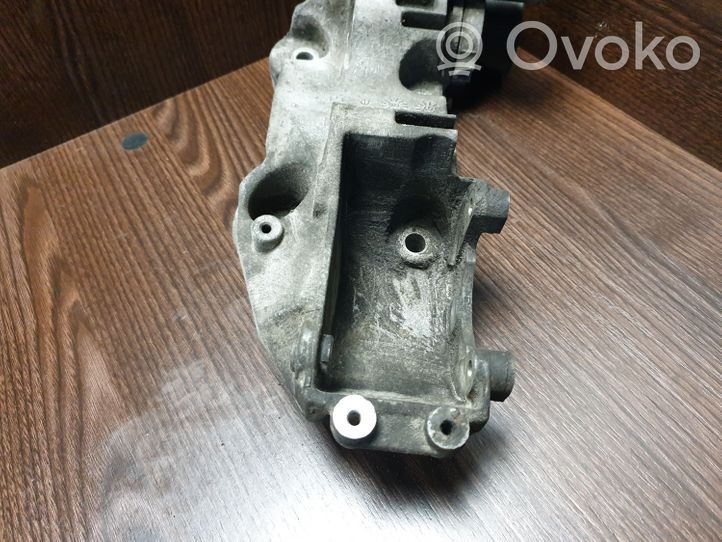 Nissan Primastar Soporte del alternador 8200527320