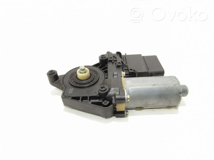 Volkswagen PASSAT B5 Rear door window regulator motor 