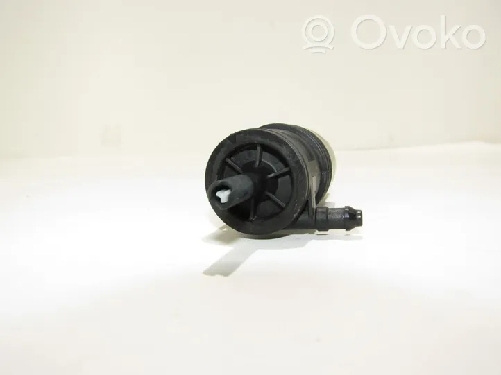 Volkswagen PASSAT B7 Windscreen/windshield washer pump 