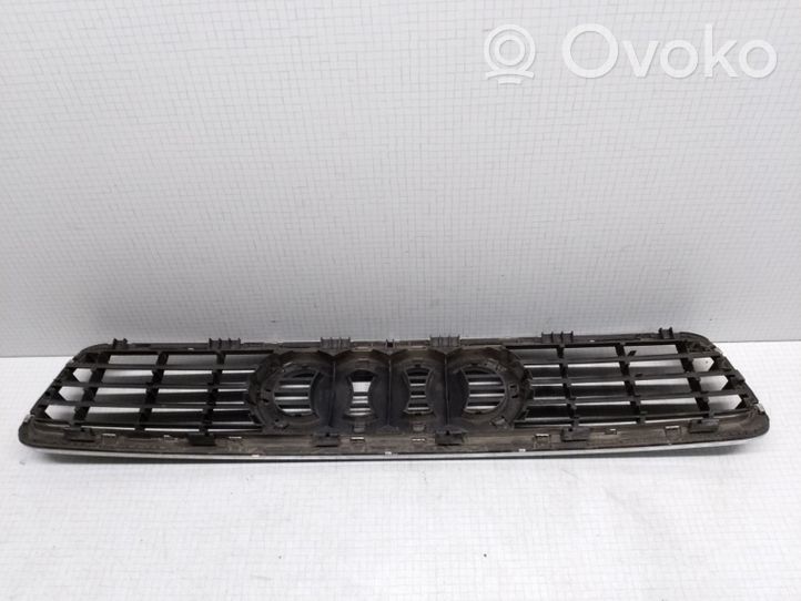 Audi A4 S4 B5 8D Grotelės viršutinės 8D0853651R