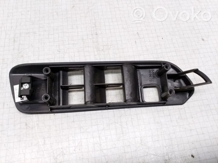 Nissan Primera Support bouton lève vitre porte avant 809612F0012