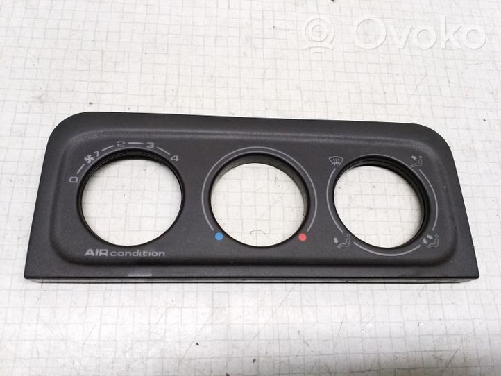 Volkswagen Golf III Console centrale, commande chauffage/clim 1H6820075