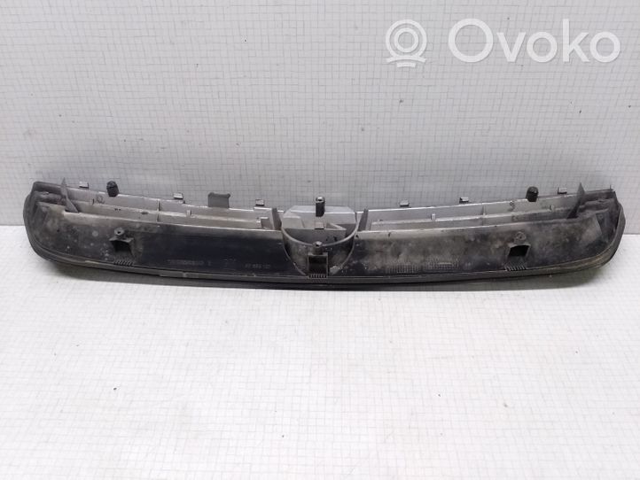 Opel Astra G Etupuskurin ylempi jäähdytinsäleikkö 90588120